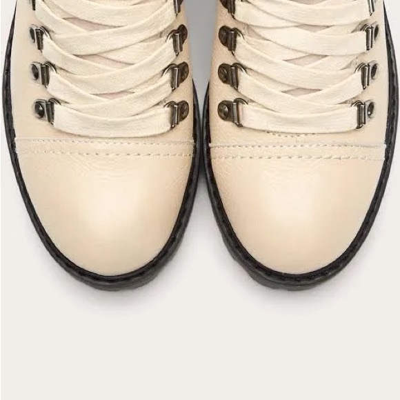 Great warm winter boot. FRYE & CO "Anise" boot in ivory. Size 8.5 Never worn. - Picture 3 of 12